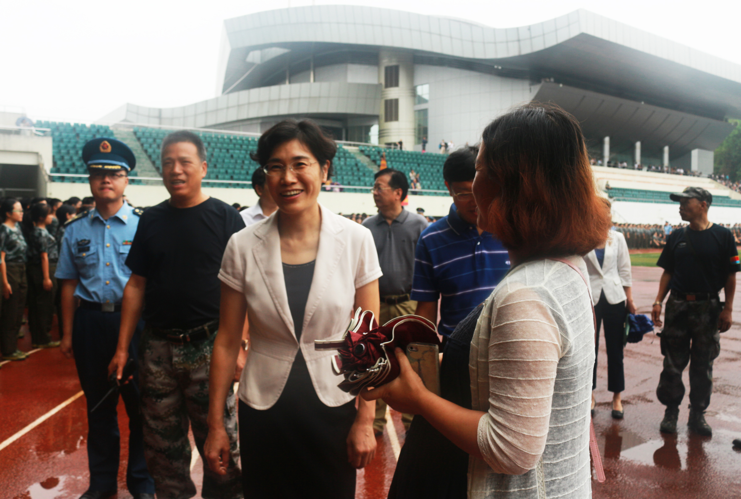 黄晓玫书记与新生辅导员交谈