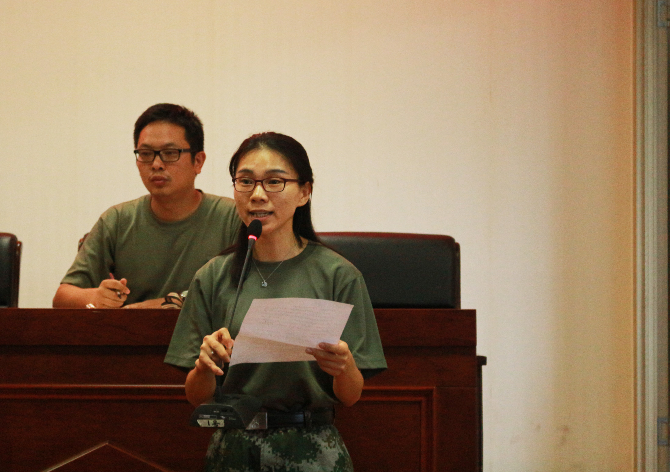 城市与环境科学学院新生辅导员杨灵珍代表全体参训辅导员宣誓