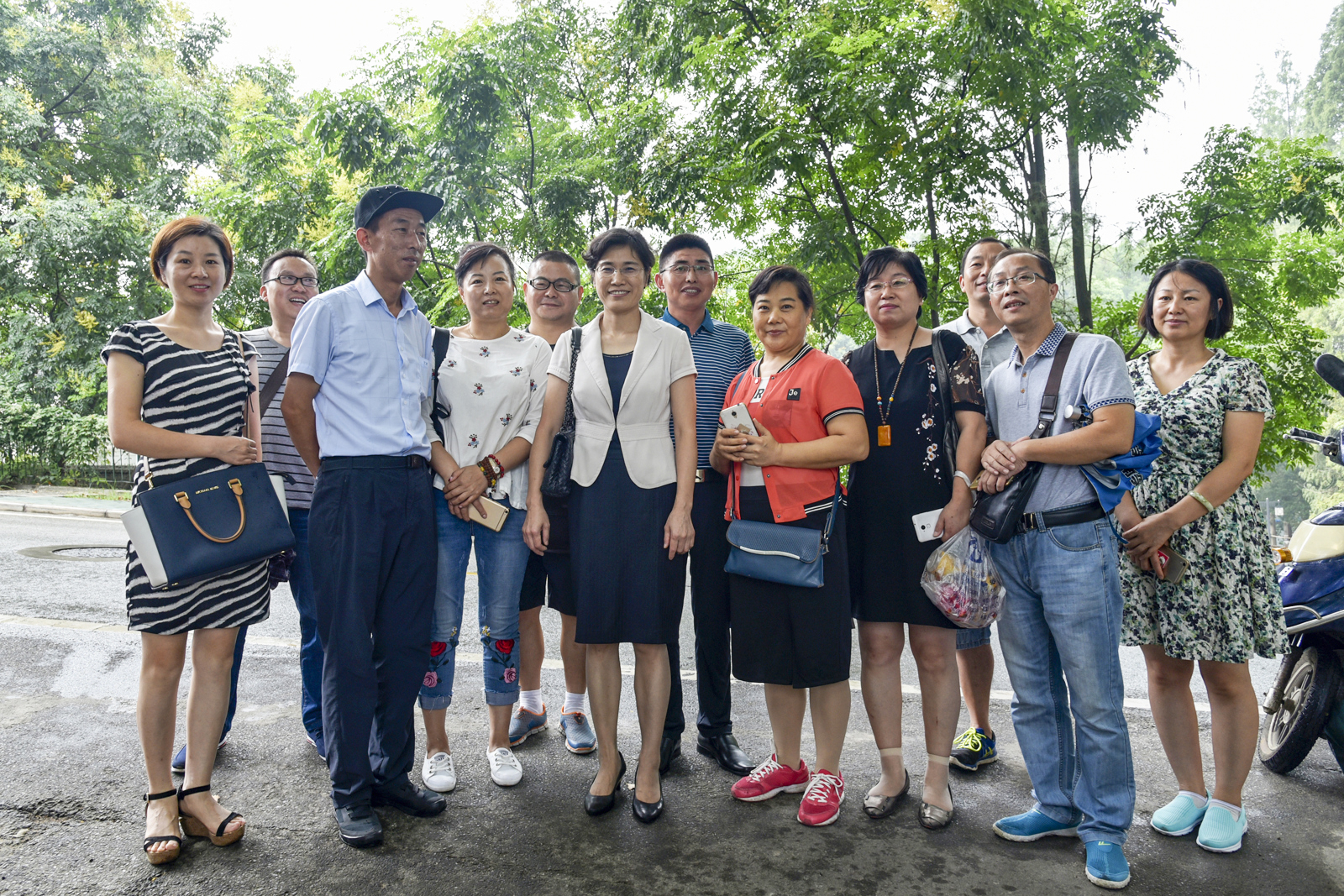 黄晓玫书记与家长合影留念