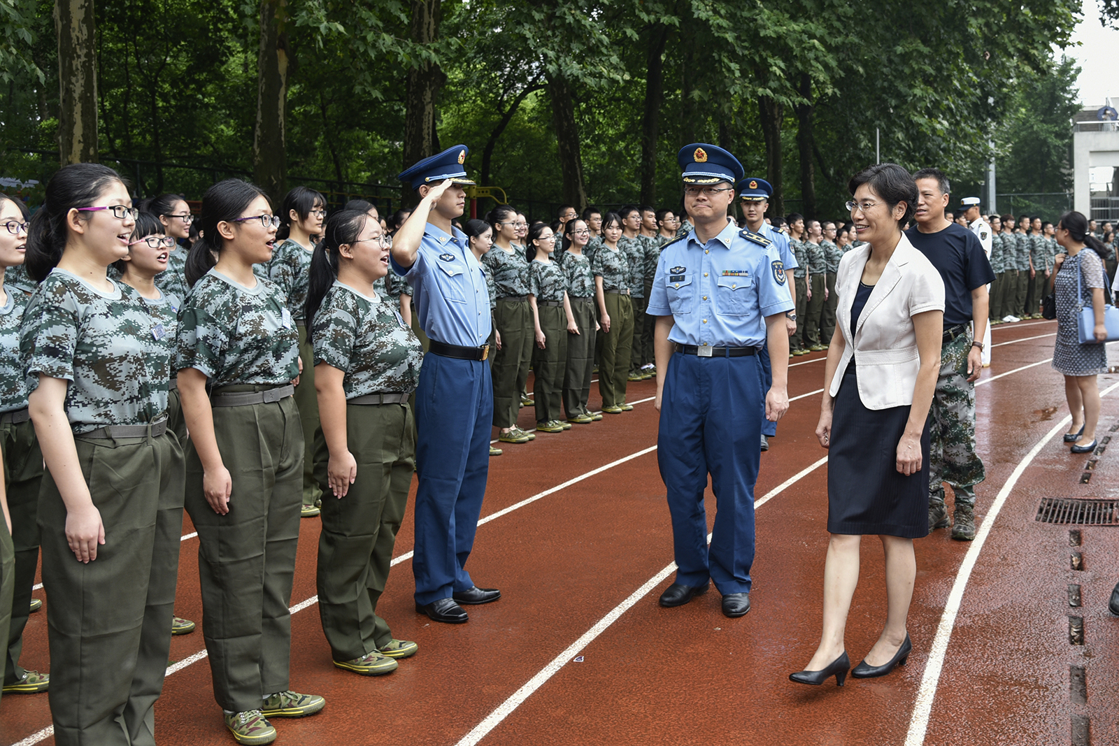 黄晓玫书记慰问军训新生