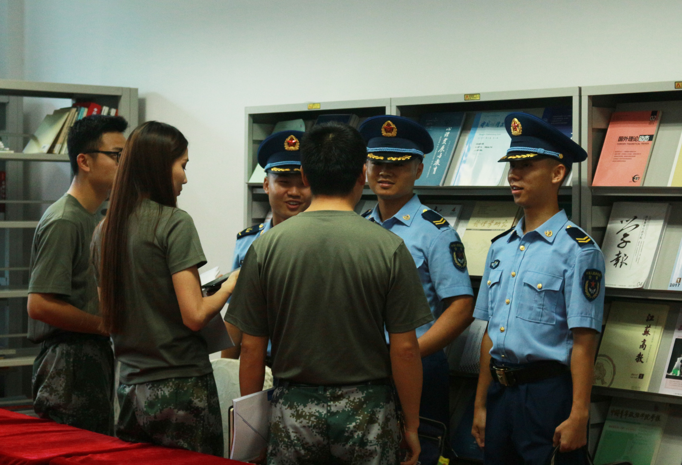 教官与辅导员进行工作交接