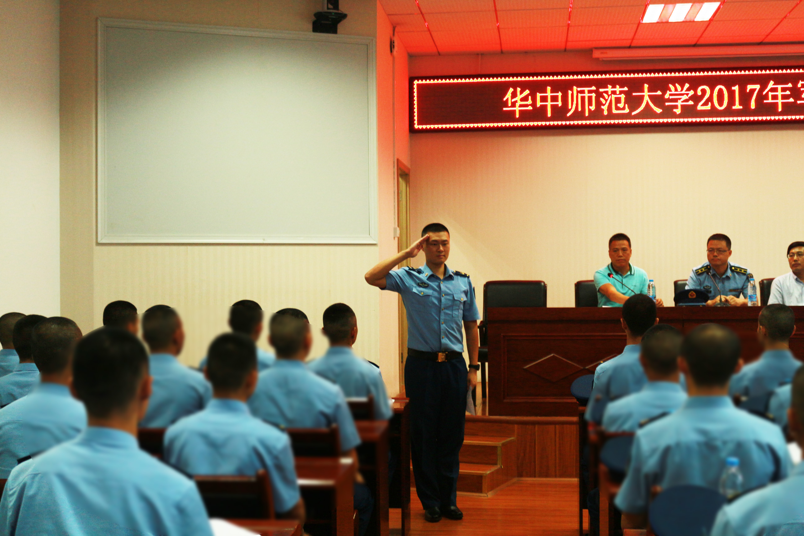 十八连教官于越代表全体参训教官宣誓