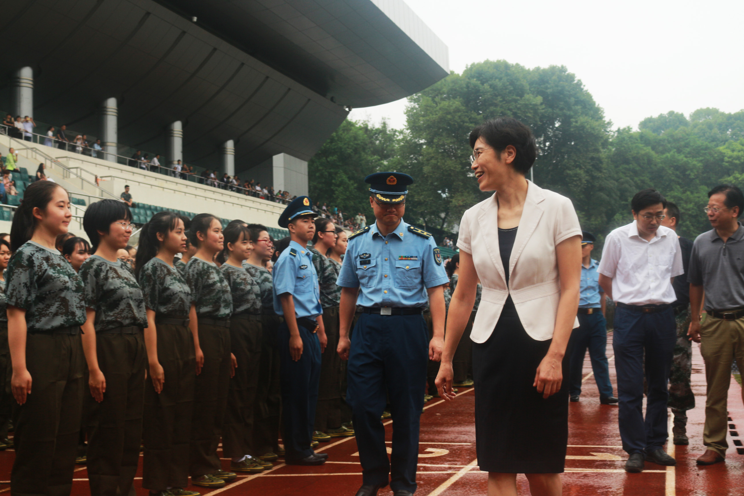 黄晓玫书记慰问军训新生